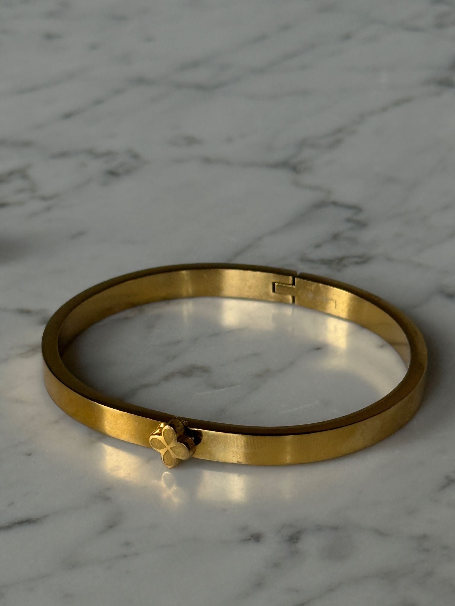 BANGLE BRACELET